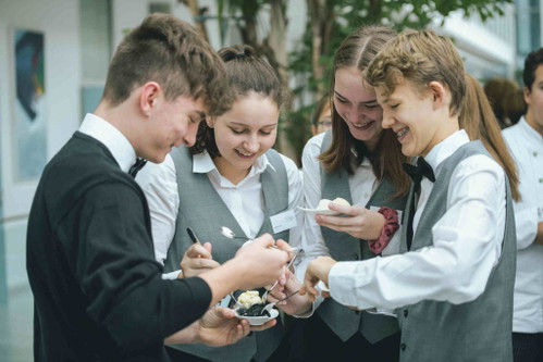 Die Schüler konnten an der Verkostungsmeile probieren.