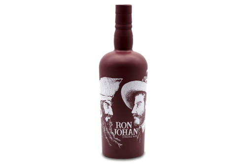 Durch die Reifung des Ron Johan in einem alten Zwetschgenfass erhält das Aroma besondere Noten von Dörrobst und kandierten Früchten.