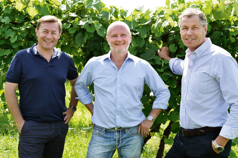 Hans Kilger mit seinen Partnerwinzern Christian Reiterer (r.) aus der ­West­steiermark und Uwe Schiefer (l.) aus dem Südburgenland.