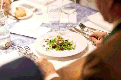 Waldviertler Karpfen-Avocado-Tartare mit Wachtelei und Rucola