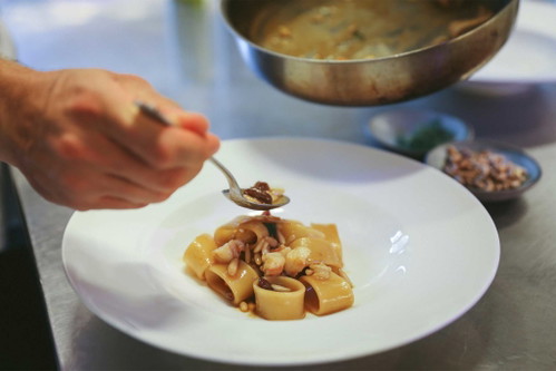 «Mezzi-Paccheri, Garnelen, Rosinen und Dill»