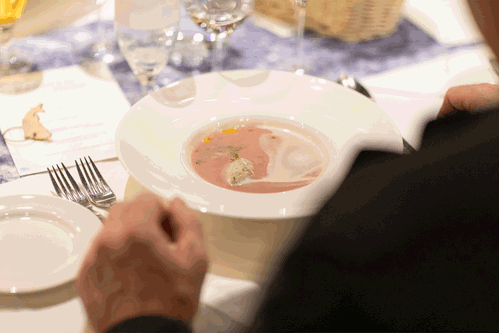 Violette&nbsp;Erdäpfelsuppe mit Waldviertler Karpfennockerl und Leinöl