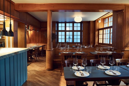 «Neue Taverne»
Seit Anfang Dezember spielt in der Zürcher Beiz «Neue Taverne» Gemüse die Hauptrolle: Das Gastronomen-Trio der «Bauernschänke», bestehend aus Spitzenkoch Nenad Mlinarevic, Gastrounternehmer Valentin Diem und Sommelier Patrick Schindler, legt vor allem Wert auf einen lebendigen Austausch mit regionalen Produzenten und Lieferanten, den Einkauf auf dem Markt und die Erweiterung ihres kulinarischen Horizonts durch Reisen nach New York, Bangkok oder Kopenhagen.
Glockengasse 8, 8001 Zürich www.neuetaverne.ch