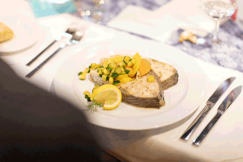 Gedämpftes Karpfensteak mit Karotten-Zucchini-Gemüse und Nussbutter
