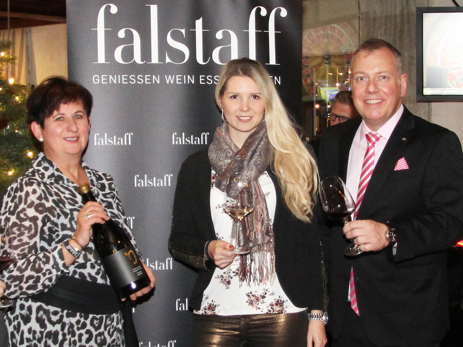 Dorothea Jagschitz (Weingut Jagschitz, 2.v.l.), Julia Fenneberg (Hotel »Klosterbräu«, 3.v.l.), Stefan Schertler (Leitung Marketing &amp; Sales Casino Seefeld).