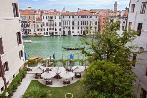 Der Garten des Hotels mit Blick auf den Kanal