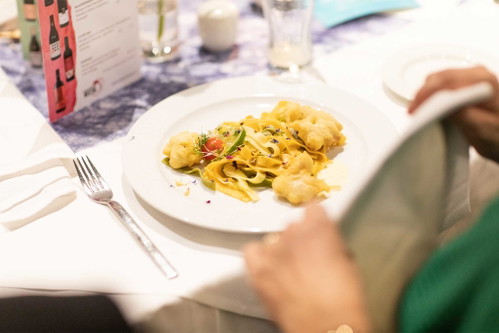Gebackene Karpfenmilch in Tempura-Teig mit Bandnudeln in Oberssoße