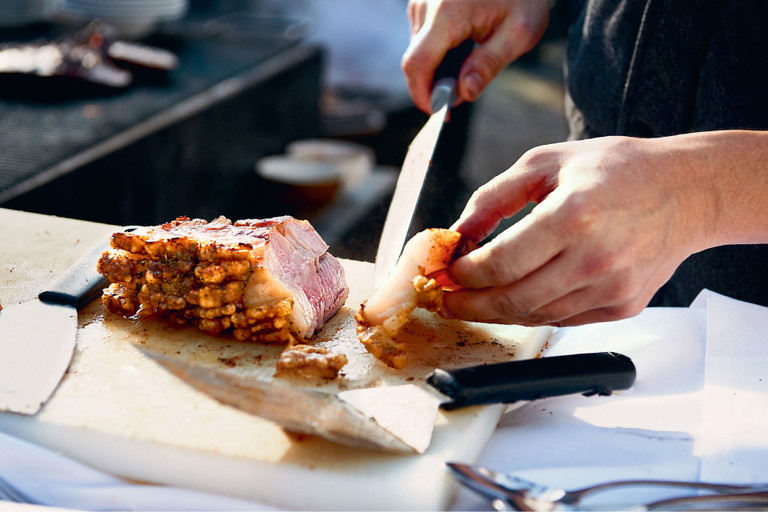 Ein Zugeständnis an den technischen Fortschritt: Der Schweinebauch wird im Rohr gebraten und mit knuspriger Schwarte serviert.