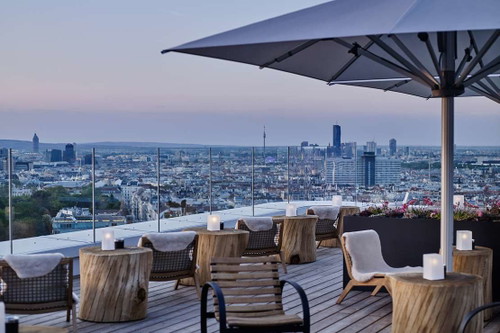 Aurora Rooftop Bar Die Dachterrasse des Andaz Hotel Vienna am Belvedere Arsenalstraße 10, 1100 Wien, www.andaz.at&nbsp;