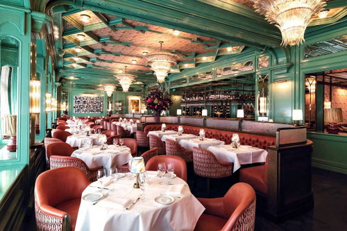 «Baur’s»
Das renommierte Zürcher «Baur au Lac» eröffnete im September sein neues Restaurant «Baur’s»:&nbsp; Eine europäische Brasserie mit neuem kulinarischen Konzept und Kunstsammlung. Mit warmen Farben – von satten Rottönen bis zu weichen Grünnuancen – präsentiert sich das Interior der Brasserie modern, schick und gleichzeitig komfortabel. Die vielseitige Weinkarte wurde zudem von «Baur au Lac» Chef-Sommelier Marc Almert zusammengestellt, der erst kürzlich zum Sommelier-Weltmeister gekürt wurde.
Talstrasse 1, 8001 Zürich www.bauraulac.ch