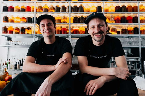 Bruder Von Falstaff bereits als »Bar Neueröffnung des Jahres« ausgezeichnet, ist es das Zusammenspiel aus den Kreativ-Drinks von Hubert Peter und den kurlinarisch-kreativen Kreationen von Lucas Steindorfer, die das Konzept ausmachen. »Alles schräg, spannend, alternativ, anders«, urteilte Falstaff-Restauranttester Alexander Bachl.
Windmühlgasse 20, 1060 Wien www.bruder.xyz