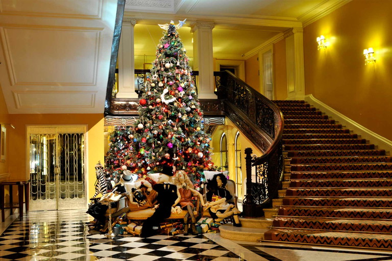 Seit 2009 entwerfen Designer die Weihnachtsbäume für das Londoner »Claridge's«. Hier Alber Elbaz (2011).