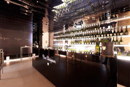 Der Aperitif wurde in der Dom Pérignon Lounge im Palais Coburg genossen.
