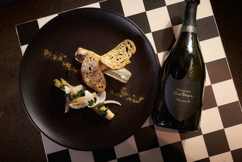»Balik Ekmek«, Makrele&nbsp;mit gesalzenem Zitronengel, gegrilltem Romanasalat, Fenchel, Gremolata, Brot-Chips und Tomaten-Hollandaise. Und Dom Pérignon Vintage 2002 Plénitude 2.