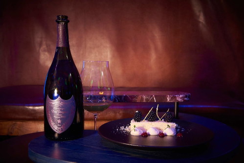 Japanischer Cheesecake mit Yuzu Cheesecake Mousse, Himbee-Gel, getrockneten Orangenzesten und Brombeeren.&nbsp;Dom Pérignon Rosé Vintage 2006.