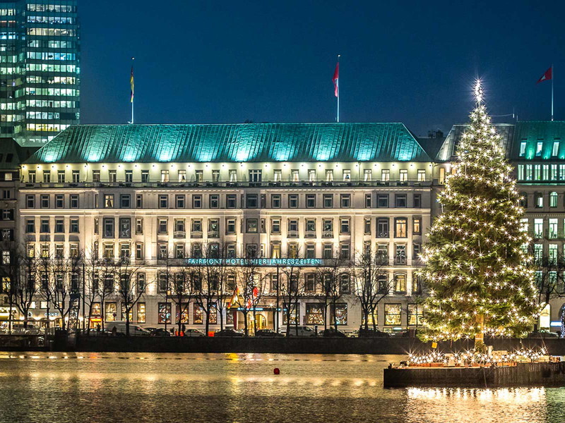 Das Hambruger »Fairmont Hotel Vier Jahreszeiten« überrascht Gäste und Mitarbeiter jedes Jahr aufs Neue mit ausgefallenen Weihnachtskreationen.