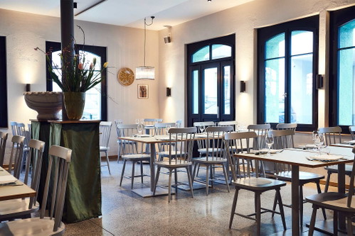 «Restoran Gül»
Das erfolgreiche Zürcher Bayern-Duo vom Lokal «Rosi» Markus Stöckle und Elif Oskan zünden gemeinsam mit Valentin Diem seit Jahresanfang in der Zürcher Tellstrasse den Grill: Nach authentischem türkischen Kochhandwerk verschmelzen verschiedenste Kulturen des Orients. Sowohl die Küche als auch das Konzept sind von Oskans türkischem Hintergrund ins­piriert. Aus dem Holzofen kommen beispielsweise die dünnen Gözleme oder Fladenbrote zum Teilen, wie das bei den meisten Gerichten im «Gül» der Fall ist.
Tellstrasse 22, 8004 Zürich www.guel.ch