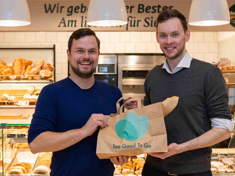 Sagen der Lebensmittelverschwendung den Kampf an: Georg Strasser (Country Manager von »Too Good To Go«) und Anton Haubenberger (Eigentümer und GF Haubis)