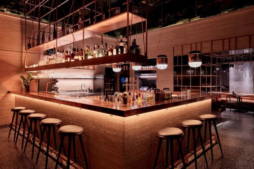 Porto Die klassiche Bar im Hotel »Das Triest« erstrahlt ebenso im neuen Glanz wie das runderneuerte und erweiterte Hotel. Wiedner Hauptstr. 12, 1040&nbsp;Wien,&nbsp;dastriest.at