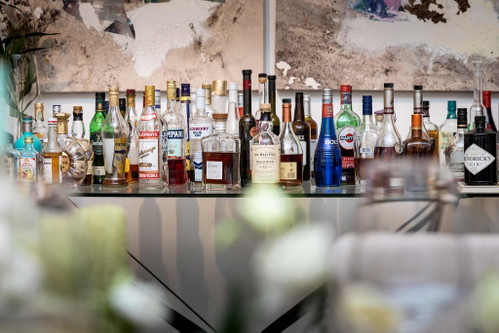Julian verwöhnt seine Gäste mit Wein &amp; Drinks