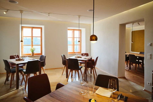 Josefs Himmelreich Der Winzer wird Wirt: Josef Fritz – Experte für Roten Veltliner – hat ein 300 Jahre altes Bauernhaus in Zaußenberg am Wagram renoviert und für das gerade mal 24 Sitzplätze fassende Restaurant Josef Kellner (Küche) und Jasmin Wieland (Service und Sommeliére) engagiert, die eine gehobene Regionalküche in Menüform servieren.
Ortsstraße 4, 3701 Zaußenberg am Wagram www.gutehrlichessen.at
