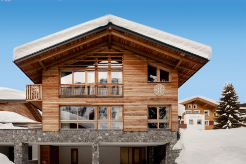 Chalet Laurus, Lech. Das private Luxus-Chalet bietet einen Komplettservice mit Privatkoch, Reinigungspersonal, Concierge und alpiner Optik.