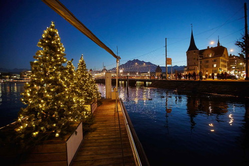 Lozärner Wiehnachtsmärt Beim Weihnachtsmarkt auf dem Luzerner Franziskanerplatz findet man alle klassischen Weihnachts-Leckereien wie Lebkuchen, Nidelzältli, Punsch und Glühwein.
