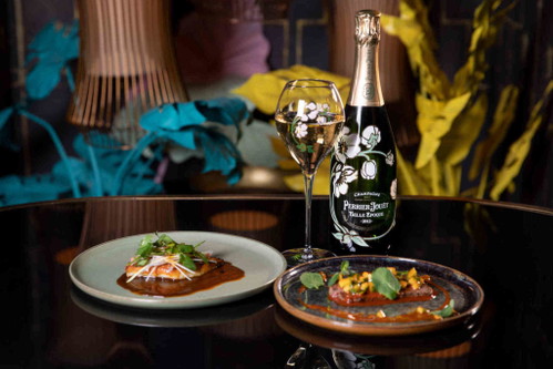 Die Hauptspeise, bestehend aus einer Komposition aus Yunnan Beef, Gurke und Minze sowie Wolfsbarsch mit Frühlingslauch und Sechuan Sud. Passend dazu Perrier-Jouët Belle Epoque Blanc.