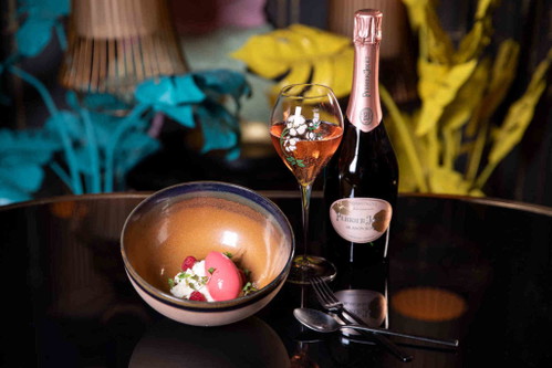 Das Dessert: ein Trio aus Himbeere, Litschi und Calpico in Kombination mit Perrier-Jouët Blason Rosé.