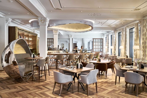 «Verve by Sven»
Neben dem Signature-Restaurant «Memories» eröffnete 2019 auch ein neues&nbsp; Health-und-Lifestyle-Restaurant im «Grand Hotel Quellenhof»: Mit dem «Verve by Sven» will Wassmer seinen Gästen zeigen, wie genussvoll eine bewusste und gesunde Ernährung sein kann. Um auch der Lebensmittelverschwendung entgegenzuwirken, kochen Wassmer und «Verve»-Küchenchef Sebastian Titz gemäss den Prinzipien «leaf-to-root» und «nose-to-tail» und verwenden in ihrer Küche somit die ganze Pflanze und auch weniger bekannte Fleischstücke.
Bernhard-Simonstrasse, 7310 Bad Ragaz www.resortragaz.ch