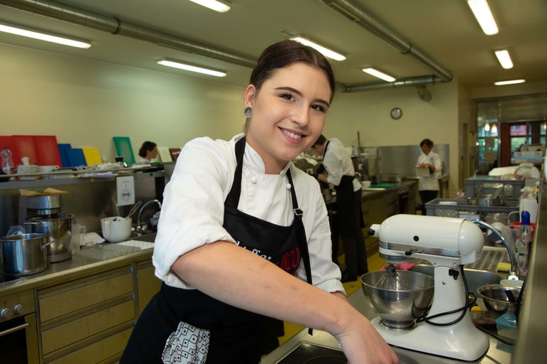 Reisinger bei der Zubereitung ihres Sieger-Desserts.