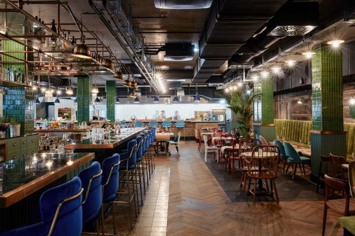 Seven North Nach dem »Miznon« eröffnete der israelische Starkoch Eyal Shani im »Max Brown Hotel« im 7. Wiener Bezirk sein zweites Restaurant. In Shabby-Chic-Ambiente wird hier einfache, aber dank der verwendeten Top-Produkte hervorragende und nach wie vor trendige von Israels Streetfood inspirierte Küche geboten. Sonntags gibt’s auch Bunch.
Schottenfeldgasse 74, 1070 Wien www.sevennorthrestaurant.com