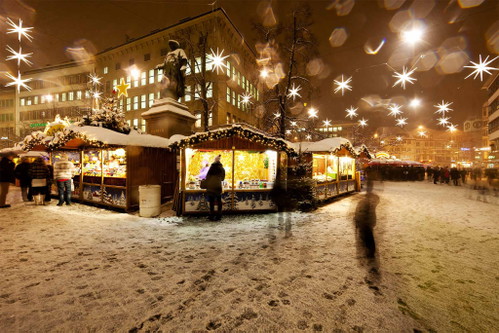 Weihnachtsmarkt St.Gallen In der St. Galler Altstadt leuchten zur Adventszeit 700 Sterne über dem Weihnachtsmarkt. Kulinarisch gibt es Köstlichkeiten wie Kalbsbratwürste, Glühwein, Feuerzangenbowle und andere Leckereien.