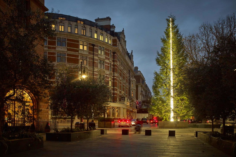 Für das »The Connaught« in London kommen Künstler zum Zug. Hier: Sir Antony Gormley (2016).