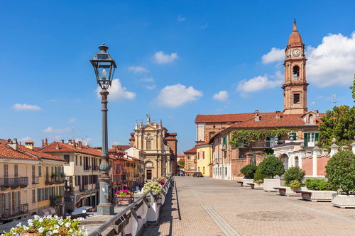Etwa 50km von Turin gelegen ist Bra, eines der Zentren der piemontesischen Barockkunst. Bra ist heute die Heimat der Universität für Gastronomie und beherbergt den internationalen Hauptsitz von Slow Food.