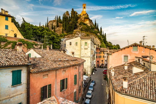 Brisighella, Emilia Romagna: Das Schmuckstück in der malerischen Hügellandschaft am Fluss Lamone beeindruckt mit einem bestens erhaltenen mittelalterlichen Zentrum.