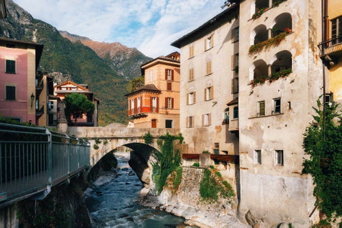 Chiavenna, Lombardei:&nbsp;Nördlich des Comer Sees liegt Chiavenna, das früher ein wichtiger Handelsknoten auf der Route zwischen Poebene und Mitteleuropa war.