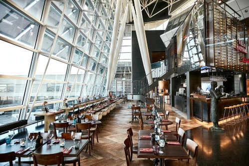 «Villa Antinori da Bindella»
Seit August können am Zürcher Flughafen toskanische Spezialitäten und hochkarätige Weine der Marchesi Antinori genossen werden: Die beiden Familienunternehmen Bindella und Antinori bieten im Ristorante «Villa Antinori da Bindella» einfache, aber geschmackvolle toskanische Gerichte mit höchster Produktqualität an. Zudem ist das glasweise Angebot für Flughafen-Bedürfnisse entsprechend umfangreich gestaltet.
Airside Center, Zürich-Flughafen www.bindella.ch www.antinori.it