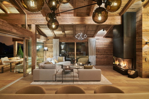 Chalet H, Kirchberg. Traumhaus von Gornik Immobilien mit fünf Schlaf- und fünf Badezimmern. Die Holzdielen sind aus 200 Jahre alten Eichen gefertigt.