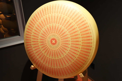 Ein Orignal Emmentaler-Laib hat einen Durchmesser von ca. einem Meter und wiegt um die 100 Kilo.