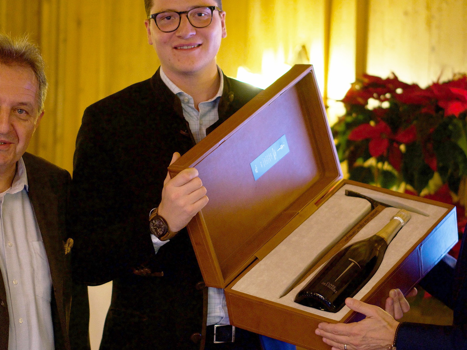Moderator Willi Balanjuk mit Gewinner Christian Lucian vom »Burg Hotel« und Oberlech-Tourismusdirektor Hermann Fercher.