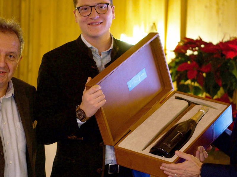 Moderator Willi Balanjuk mit Gewinner Christian Lucian vom »Burg Hotel« und Oberlech-Tourismusdirektor Hermann Fercher.