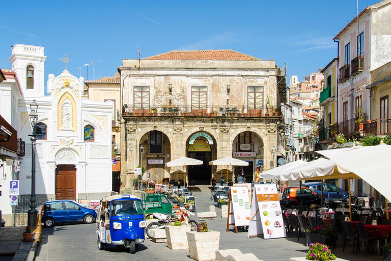Pizzo Calabro lockt nicht nur mit einer wunderbaren Altstadt, sondern auch mit feinen Badebuchten.
