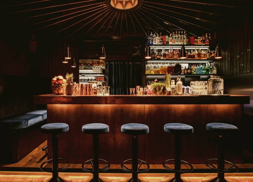 The Chapel Bar Ein genial verspieltes Speakeasy-Juwel hinter dem Wiener Westbahnhof Haidmannsgasse 8, 1150 Wien