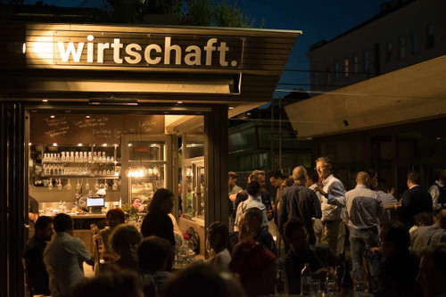 Wirtschaft am Meidlinger Markt Im bunten, lebendigen Multikulti-Treiben des Meidlinger Markts hat Heidi Neuländtner ihr Restaurant, für das zwei Maktstände zusammengelegt wurden, eröffnet. Sie pflegt eine traditionelle österreichische Küche – unter anderem mit spannenden Innereien-Gerichten – mit viel Raffinesse und einem guten Gespür für die Qualität der Zutaten.
Meidlinger Markt 89-92, 1120 Meidling www.wirtschaftammarkt.at