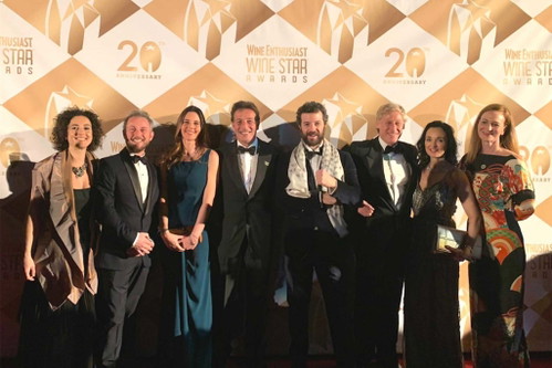 Alberto Tasca d'Almerita (vier. von links) bei den Wine Star Awards in San Francisco mit Frau Francesca Borghese (drei. von links), Kerin O'Keefe von Wine Enthusiast (zwei. von rechts) und das Tasca Team.