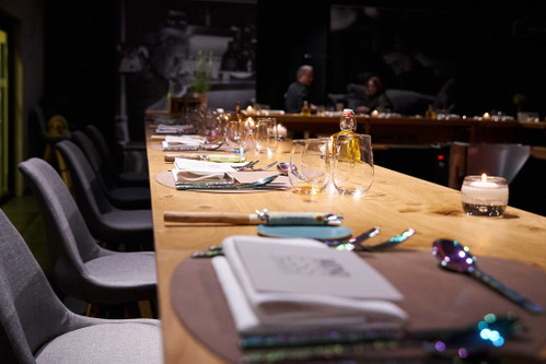 Der Tisch im »MINI Esszimmer« am Petuelring ist gedeckt.