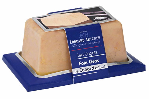 Die Königin der Terrinen Die Foie Gras ist und bleibt die Königin der Terrinen. Dieser prächtige Block aus einer ganzen Entenleber kommt aus dem Straßburger Traditionshaus »Edouard Artzner«. Die Leber wird etwas mehr erhitzt als für frische Foie Gras (auf 80 °C), was ihr eine etwas festere Konsistenz verleiht, sie allerdings auch länger haltbar macht. 180 g um € 30,60. edouard-artzner.com