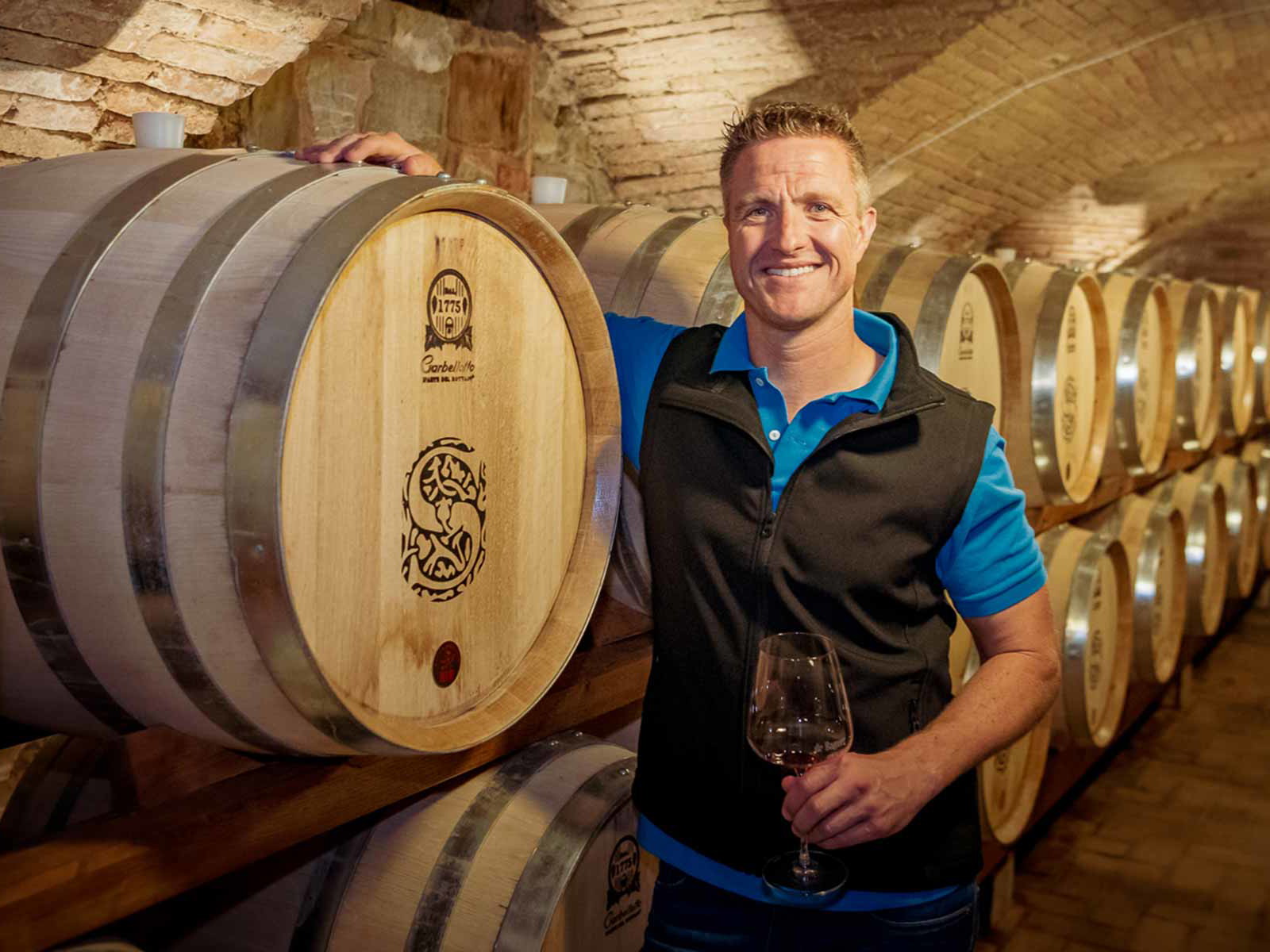 Ralf Schumacher vor einem Fass seiner Weine. Sie entstehen im slowenischen Teil des Friauls und werden in deutschen und österreichischen Restaurants ausgeschenkt.
