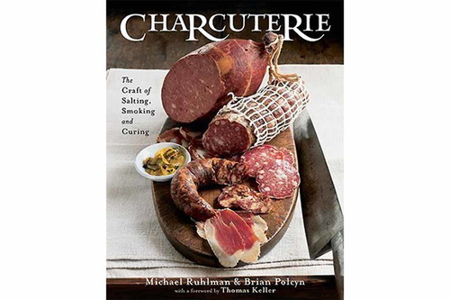 Charcuterie-Bibel Wer es ein bisschen ernster meint mit dem Pasteten- und Terrinen- Machen, der kommt um dieses Buch nicht herum: Der amerikanische Kulinarikjournalist Michael Ruhlman und der Koch Brian Polcyn haben mit »Charcuterie« das moderne Standardwerk zum Pökeln, Wursten und Pasteten-Machen abgeliefert. Ein endlos hilfreicher Band! »Charcuterie – The Craft of Salting, Smoking and Curing« Um € 29,29. thalia.at